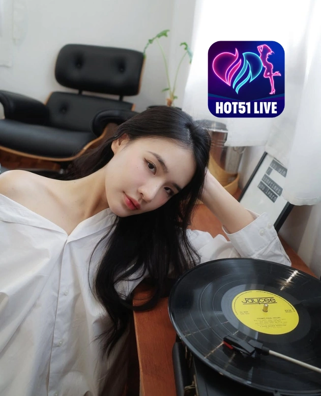 Read more about the article Hailey Simmons Beleza Icônica no HOT51 Brasil